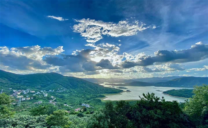 天如碧海，云似輕舟