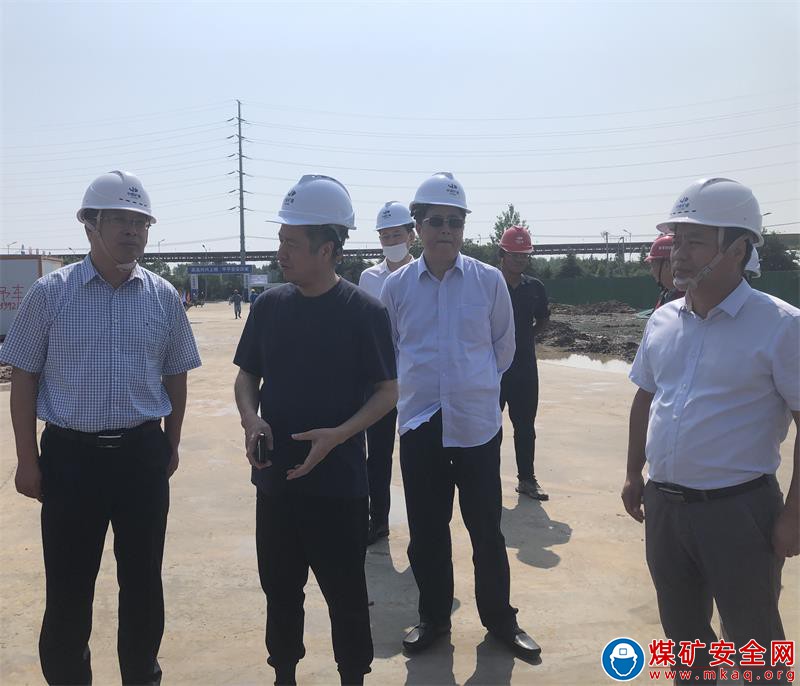 中煤三建建安公司總經理井志彬陪同華孚時尚股份有限公司董事長孫偉挺檢查指導工作