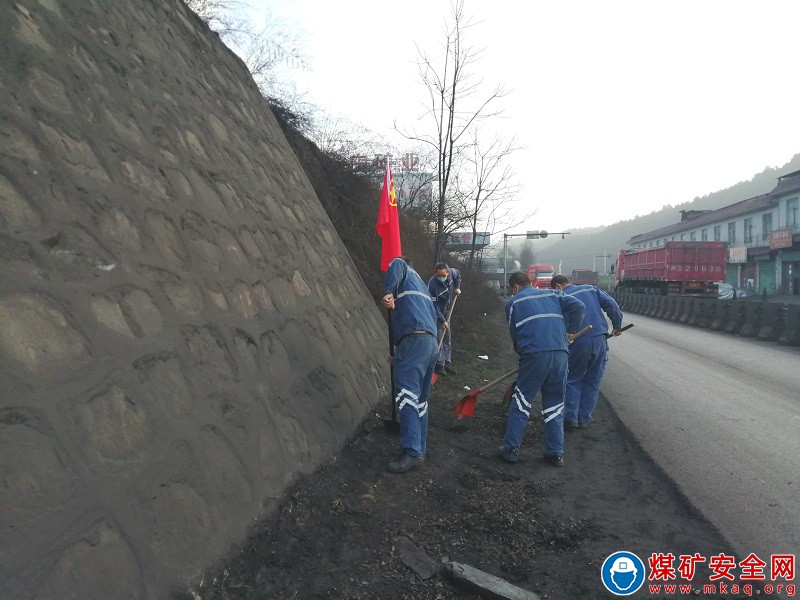 蒲白煤化運營公司建莊項目部志愿服務讓道路更平整