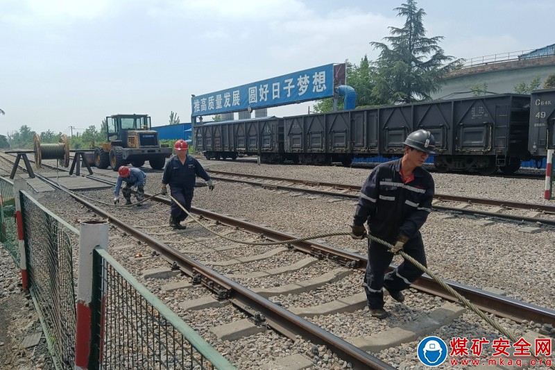恒源煤礦運(yùn)銷(xiāo)部圓滿完成主鐵路三道慢速絞車(chē)鋼絲繩更換