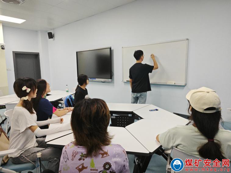 經濟管理學院“職場小白”實踐團赴徐州 舉辦職業規劃沙龍活動