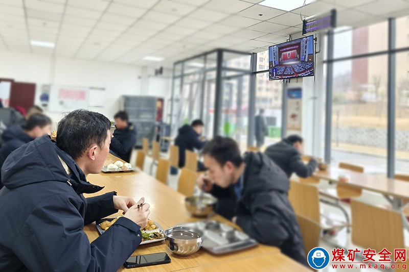 【兩會精神踐于行】迎接一場春天的盛會——招賢礦業積極組織職工群眾收聽收看全國兩會實況